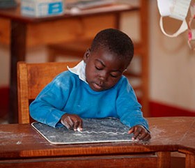 Schulausbildung für Kinder mit Hörschädigungen in St. Vincent, Ruhuwiko (Tansania)